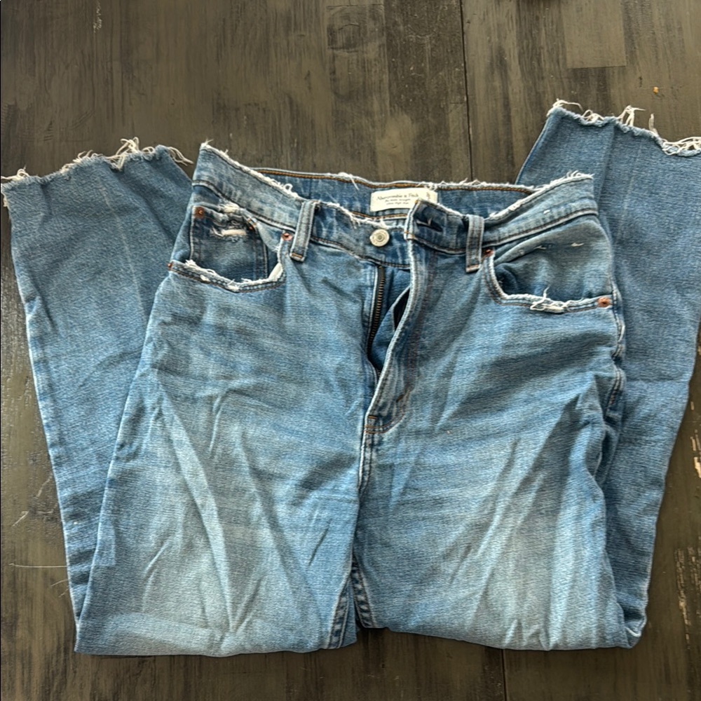 Abercrombie Ultra High Rise Ankle Straight size 28